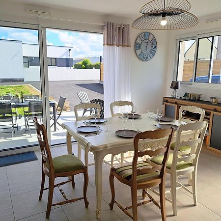 Single Storey Holiday Home In Cleder Exterior photo
