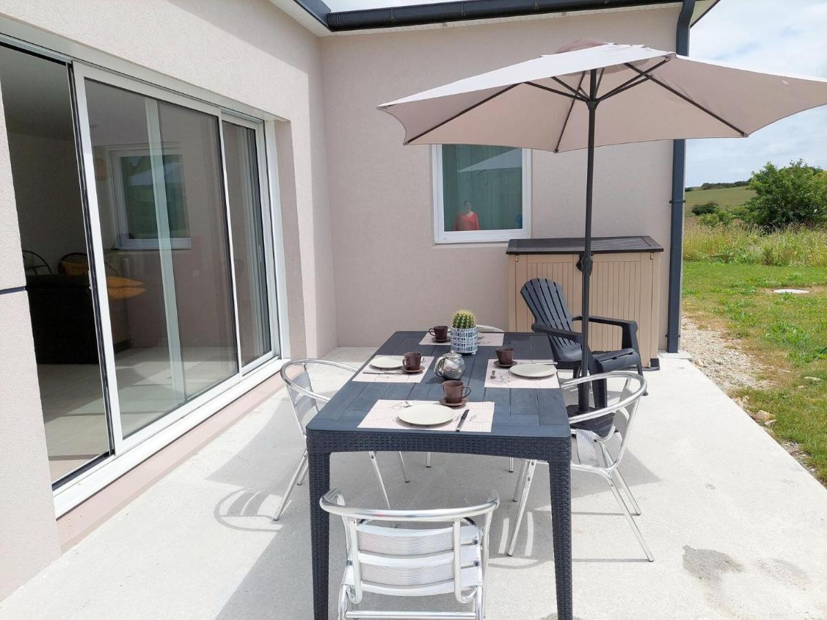 Single Storey Holiday Home In Cleder Exterior photo