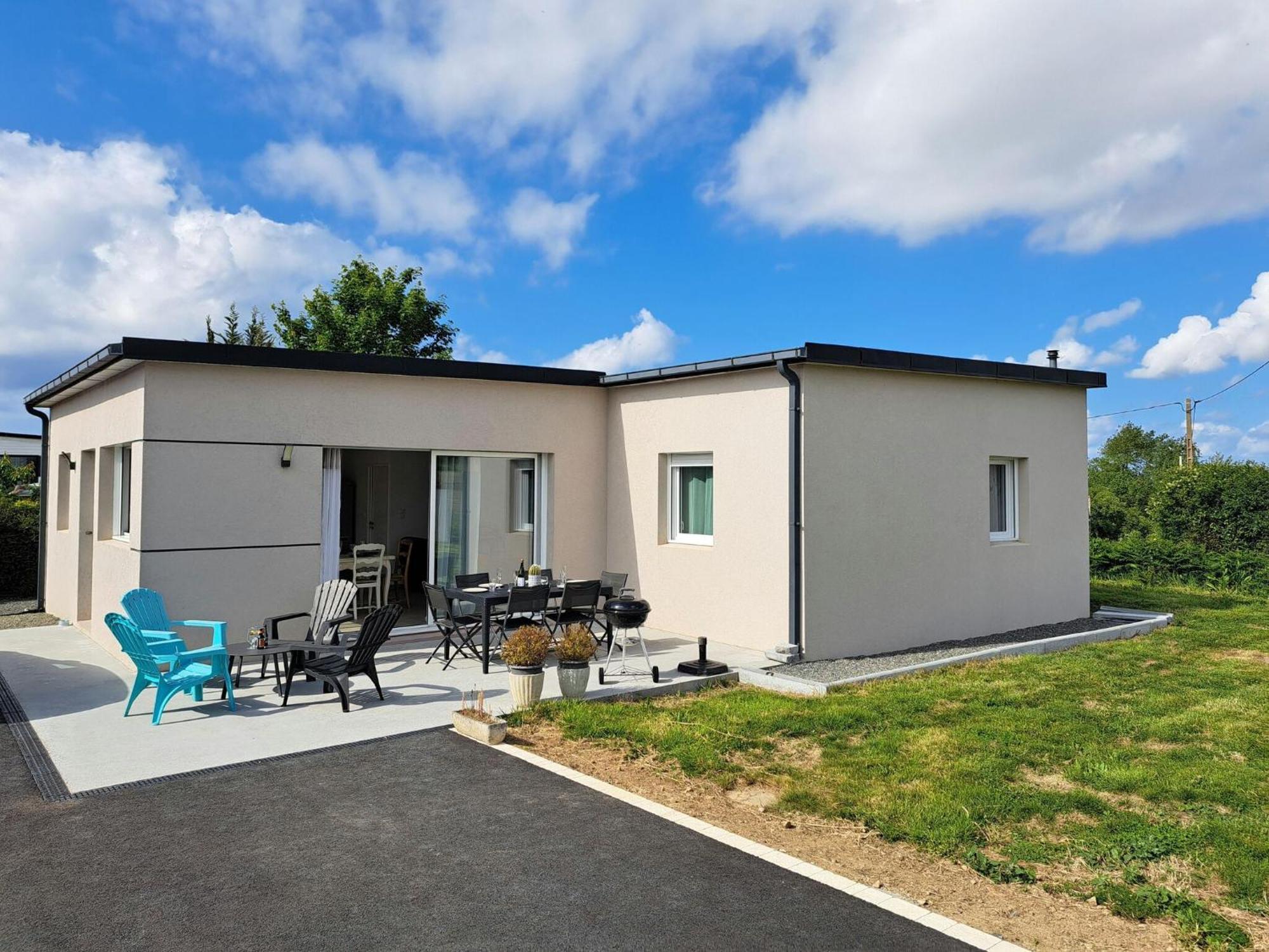 Single Storey Holiday Home In Cleder Exterior photo